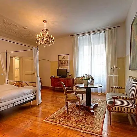 Orphée - Großes Haus Hotel 3*