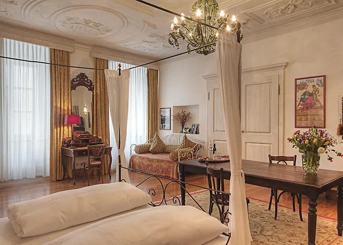 Orphée - Großes Haus Hotel 3*